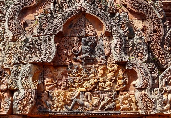 Lanka, Ravana, sacudiendo el monte Kailasa, la morada divina de Shiva y su consorte Uma